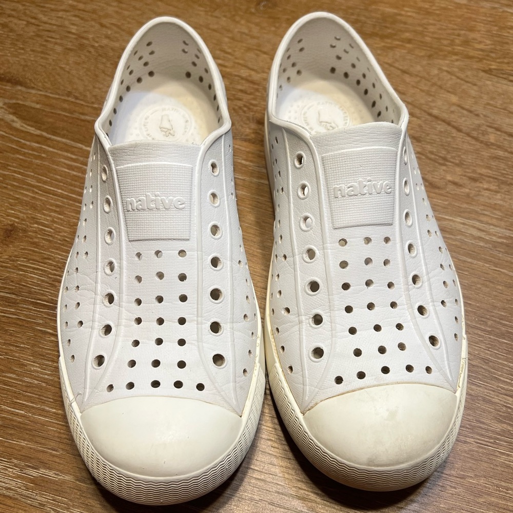 Native Jefferson kids shoes white size 4